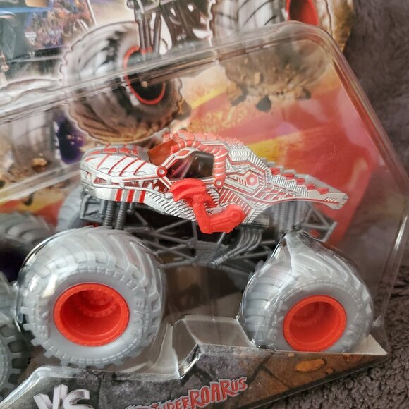 Monster Jam Trucks: Son-Uva Digger Vs. ThunderRoarus 1:64 Scale Series 32 - Picture 3 of 7